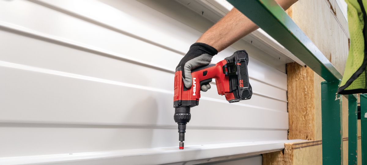 Metal deck application on a fa&ccedil;ade with the cordless metal screwdriver ST-2000-22.