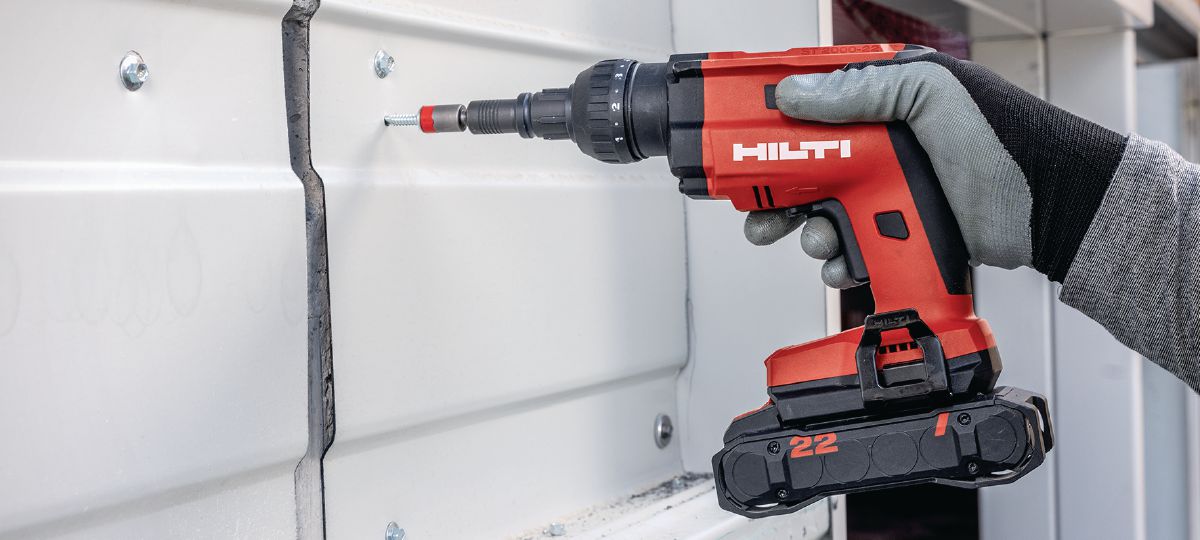 Metal deck application on a fa&ccedil;ade with the cordless metal screwdriver ST-2000-22.