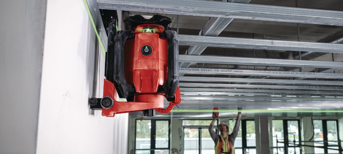 Cropped aplication picture of the rotating laser PR 40G-22. Ceiling alignment.