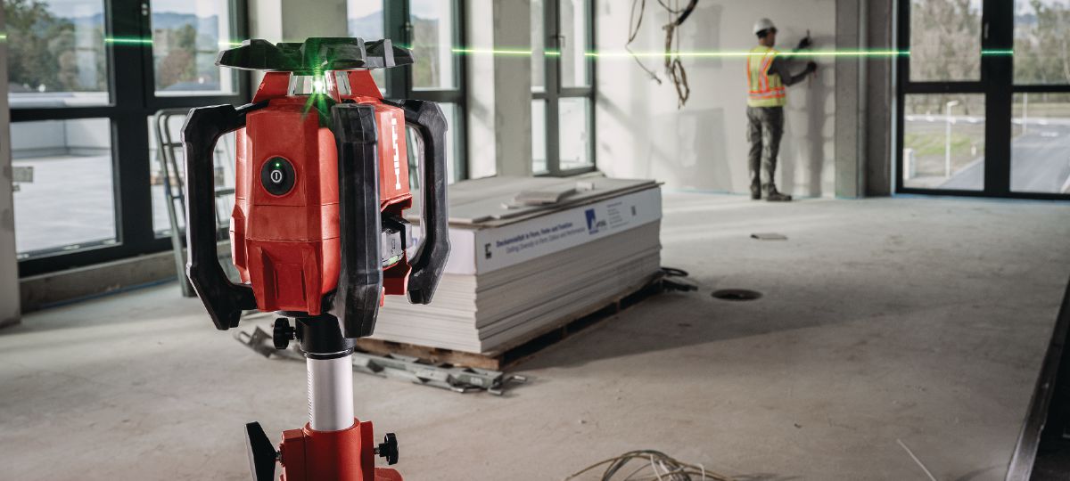 Cropped aplication picture of the rotating laser PR 40G-22. Height transfer.