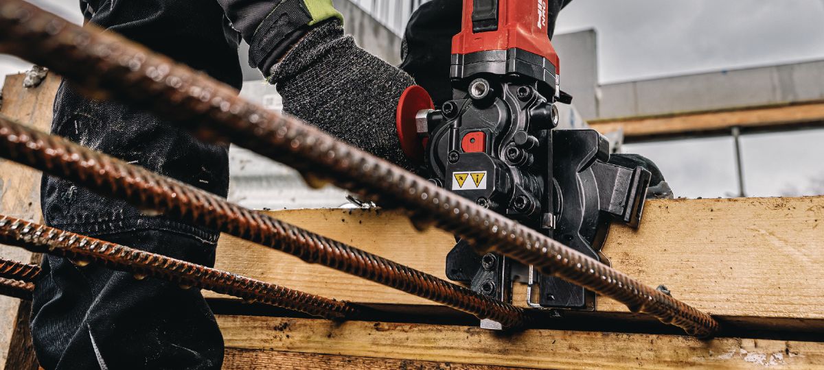 Cropped application picture of the cordless rebar flush cutter NRC 6-22. Rebar cutting.