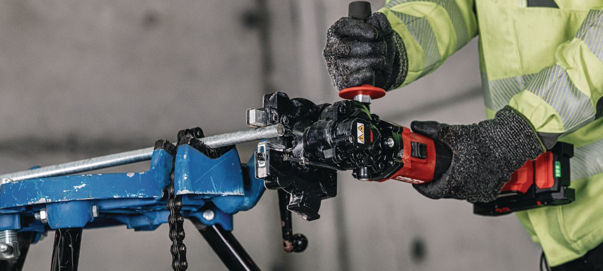 Cropped application picture of the cordless rebar flush cutter NRC 6-22. Threaded rods cutting.